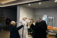 Goiza koko-eskean eman eta gero, arratsaldean herriko kaleetan kalejira egingo dute koko-marru eta dantzariek