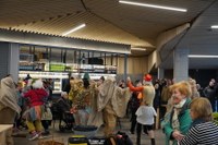 Goiza koko-eskean eman eta gero, arratsaldean herriko kaleetan kalejira egingo dute koko-marru eta dantzariek