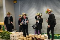 Goiza koko-eskean eman eta gero, arratsaldean herriko kaleetan kalejira egingo dute koko-marru eta dantzariek