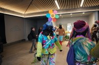 Goiza koko-eskean eman eta gero, arratsaldean herriko kaleetan kalejira egingo dute koko-marru eta dantzariek