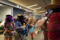 Goiza koko-eskean eman eta gero, arratsaldean herriko kaleetan kalejira egingo dute koko-marru eta dantzariek