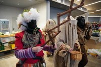 Goiza koko-eskean eman eta gero, arratsaldean herriko kaleetan kalejira egingo dute koko-marru eta dantzariek