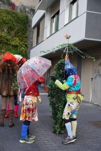 Goiza koko-eskean eman eta gero, arratsaldean herriko kaleetan kalejira egingo dute koko-marru eta dantzariek