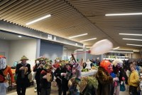 Goiza koko-eskean eman eta gero, arratsaldean herriko kaleetan kalejira egingo dute koko-marru eta dantzariek