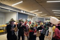 Goiza koko-eskean eman eta gero, arratsaldean herriko kaleetan kalejira egingo dute koko-marru eta dantzariek