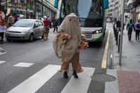 Goiza koko-eskean eman eta gero, arratsaldean herriko kaleetan kalejira egingo dute koko-marru eta dantzariek