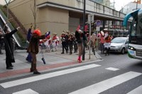 Goiza koko-eskean eman eta gero, arratsaldean herriko kaleetan kalejira egingo dute koko-marru eta dantzariek