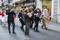 Goiza koko-eskean eman eta gero, arratsaldean herriko kaleetan kalejira egingo dute koko-marru eta dantzariek