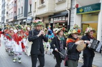 Goiza koko-eskean eman eta gero, arratsaldean herriko kaleetan kalejira egingo dute koko-marru eta dantzariek