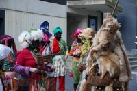 Goiza koko-eskean eman eta gero, arratsaldean herriko kaleetan kalejira egingo dute koko-marru eta dantzariek