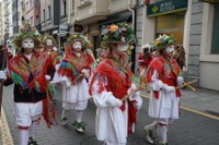 Goiza koko-eskean eman eta gero, arratsaldean herriko kaleetan kalejira egingo dute koko-marru eta dantzariek