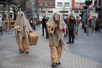 Goiza koko-eskean eman eta gero, arratsaldean herriko kaleetan kalejira egingo dute koko-marru eta dantzariek