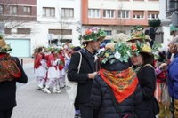Goiza koko-eskean eman eta gero, arratsaldean herriko kaleetan kalejira egingo dute koko-marru eta dantzariek