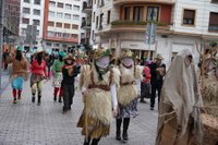 Goiza koko-eskean eman eta gero, arratsaldean herriko kaleetan kalejira egingo dute koko-marru eta dantzariek