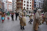 Goiza koko-eskean eman eta gero, arratsaldean herriko kaleetan kalejira egingo dute koko-marru eta dantzariek