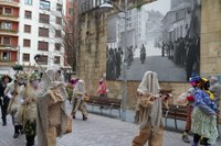 Goiza koko-eskean eman eta gero, arratsaldean herriko kaleetan kalejira egingo dute koko-marru eta dantzariek