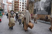 Goiza koko-eskean eman eta gero, arratsaldean herriko kaleetan kalejira egingo dute koko-marru eta dantzariek