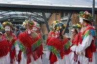 Goiza koko-eskean eman eta gero, arratsaldean herriko kaleetan kalejira egingo dute koko-marru eta dantzariek