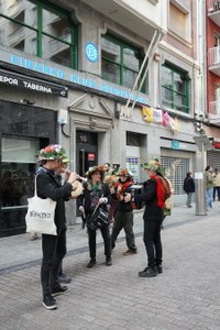 Goiza koko-eskean eman eta gero, arratsaldean herriko kaleetan kalejira egingo dute koko-marru eta dantzariek