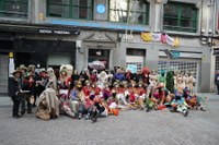 Goiza koko-eskean eman eta gero, arratsaldean herriko kaleetan kalejira egingo dute koko-marru eta dantzariek