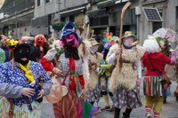 Goiza koko-eskean eman eta gero, arratsaldean herriko kaleetan kalejira egingo dute koko-marru eta dantzariek