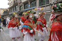 Goiza koko-eskean eman eta gero, arratsaldean herriko kaleetan kalejira egingo dute koko-marru eta dantzariek