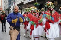 Goiza koko-eskean eman eta gero, arratsaldean herriko kaleetan kalejira egingo dute koko-marru eta dantzariek