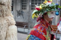 Goiza koko-eskean eman eta gero, arratsaldean herriko kaleetan kalejira egingo dute koko-marru eta dantzariek