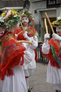 Goiza koko-eskean eman eta gero, arratsaldean herriko kaleetan kalejira egingo dute koko-marru eta dantzariek