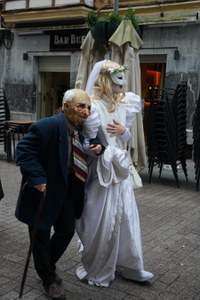 Goiza koko-eskean eman eta gero, arratsaldean herriko kaleetan kalejira egingo dute koko-marru eta dantzariek