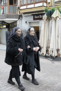 Goiza koko-eskean eman eta gero, arratsaldean herriko kaleetan kalejira egingo dute koko-marru eta dantzariek