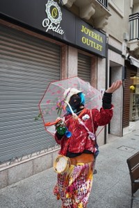 Goiza koko-eskean eman eta gero, arratsaldean herriko kaleetan kalejira egingo dute koko-marru eta dantzariek