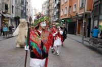 Goiza koko-eskean eman eta gero, arratsaldean herriko kaleetan kalejira egingo dute koko-marru eta dantzariek