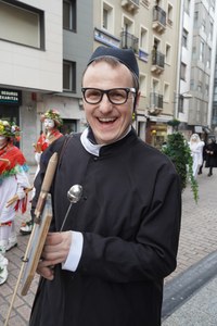 Goiza koko-eskean eman eta gero, arratsaldean herriko kaleetan kalejira egingo dute koko-marru eta dantzariek