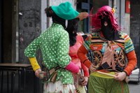 Goiza koko-eskean eman eta gero, arratsaldean herriko kaleetan kalejira egingo dute koko-marru eta dantzariek