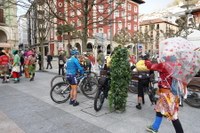 Goiza koko-eskean eman eta gero, arratsaldean herriko kaleetan kalejira egingo dute koko-marru eta dantzariek