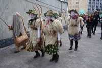Goiza koko-eskean eman eta gero, arratsaldean herriko kaleetan kalejira egingo dute koko-marru eta dantzariek