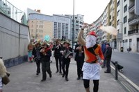 Goiza koko-eskean eman eta gero, arratsaldean herriko kaleetan kalejira egingo dute koko-marru eta dantzariek