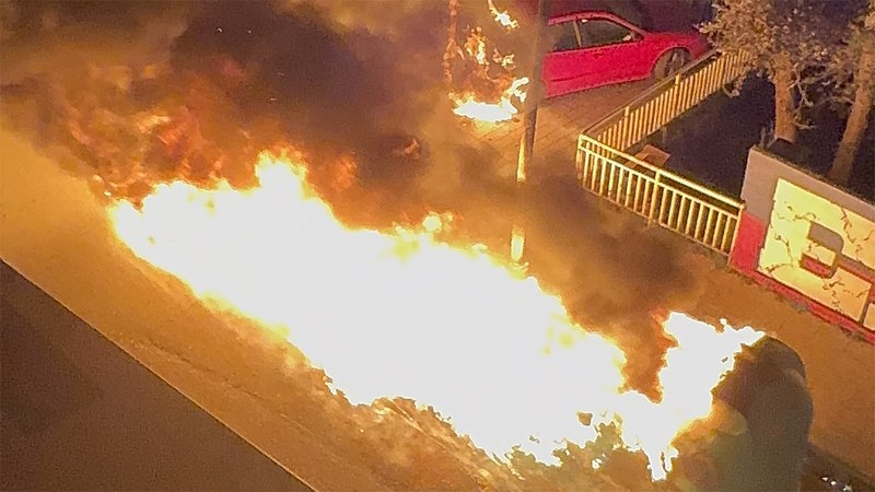 Goizaldean edukiontzi batek sua hartu du Ipuruan, eta aldameneko beste edukiontziak eta automobil bat erre dira