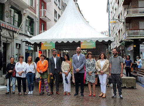 Goizean inauguratu dute Udako Merkealdien Azoka Toribio Etxebarria kalean