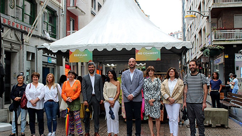 Goizean inauguratu dute Udako Merkealdien Azoka Toribio Etxebarria kalean