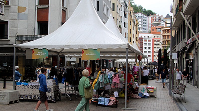 Goizean zabaldu dute Udako Merkealdien Azoka, eskaintza bereziekin