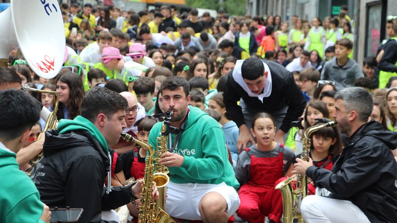 Goizetik hasi dira San Juan bezperako ekitaldiak, txistulariekin eta kuadrillen kalejirarekin