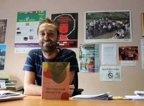 Gorka Errasti, udaleko inmigrazio teknikaria: "Etorkin gehienak, geure moduan, euren lanetik bizi dira"