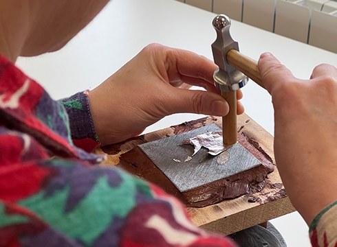 Grabatu eta damaskinatu tailerrarekin, tradizioaren haria ez da eten