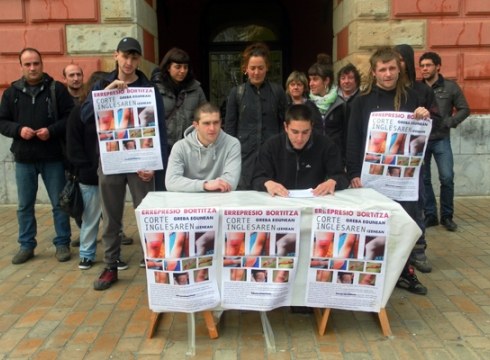 Greba egunean Ertzantzaren jokabidea salatzeko agerraldia egin dute