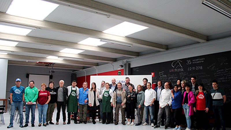 Greziako errefuxiatuei jaten emateko 15 tona lekale, arroz eta pasta bildu du Zaporeak-en erronkak Debabarrenean