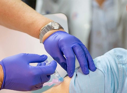 Griperaren aurkako txertoa jarriko diete gaurtik aurrera egoitzetako nagusiei eta osasun langileei