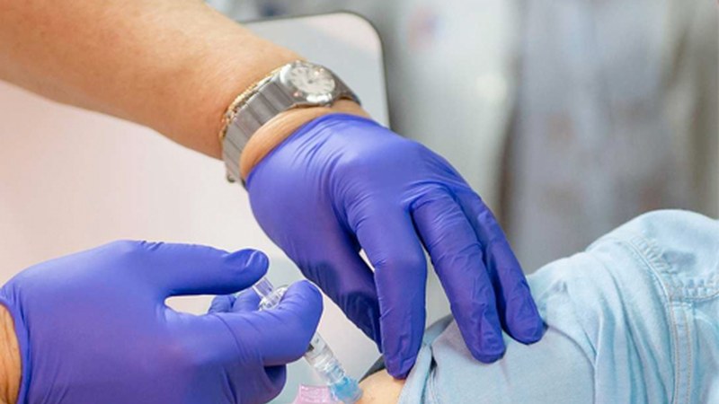 Griperaren aurkako txertoa jarriko diete gaurtik aurrera egoitzetako nagusiei eta osasun langileei