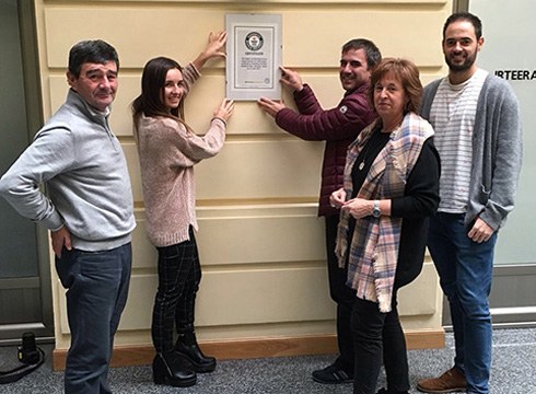 Guinness errekorraren jabe garela ziurtatzen duen agiri ofiziala udaletxeko patioan ipini du alkateak